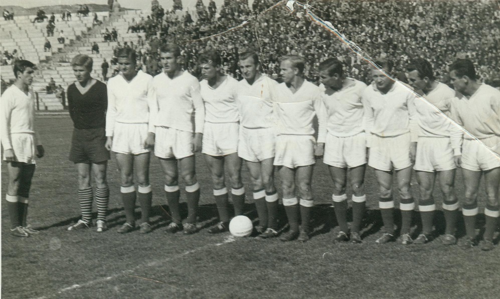 Stoj od lewej muda Masseli Szefer Kuchta Brodacki Stachua Czarnecki Kulik Rother piewok i Wadysaw Porba prze meczem z poonia 2 1 4 10 1964