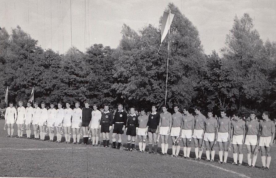 Reprezentacje juniorów Polski (po lewej) i Bułgarii przed meczem rozegranym 12 września 1965 r. w Białymstoku. Fot. Archiwum redakcji/CAF 