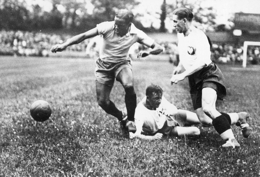 Słynny Leonidas tylko przez kilka sekund grał na boso w meczu z Polską na mundialu 1938. O piłkę walczy z Antonim Gałeckim i Władysławem Szczepaniakiem. Fot. NAC