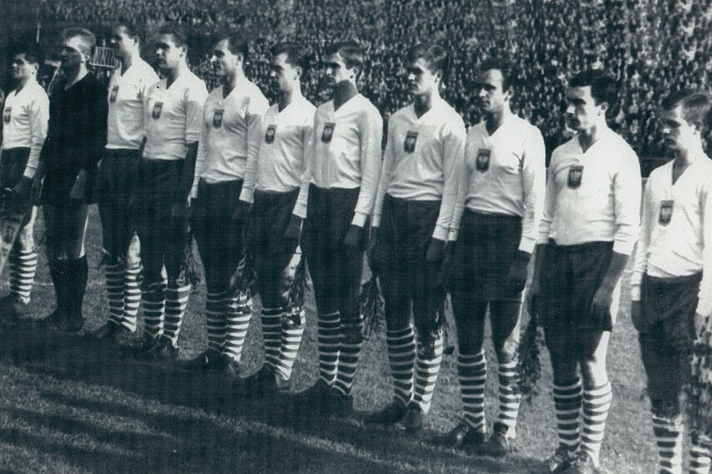 Mecz Polska - Norwegia z 1963 r. Szesnastoletni Włodzimierz Lubański stoi czwarty od prawej. Fot. Stanisław Paździora