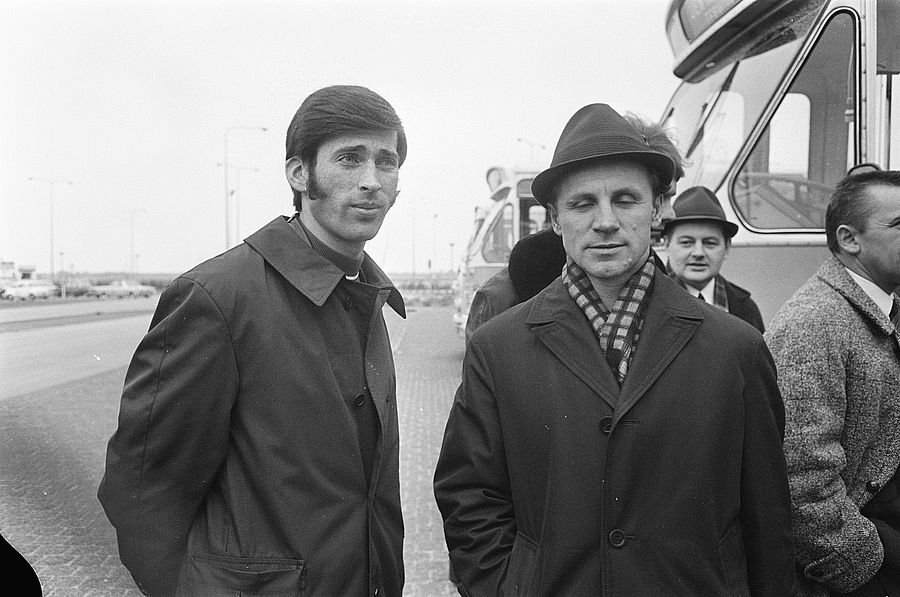 Edmund Zientara (po prawej) został w historii Legii pierwszą osobą, która zdobyła tytuł mistrzowski zarówno jako piłkarz i trener. W 1978 r. powierzono mu misję awansu z drużyną olimpijską na igrzyska w Moskowie. Fot. Nationaal archief.