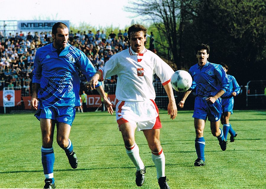 Ręka Jana Furtoka w meczu z San Marino zapisała się na stałe w historii polskiej piłki. Fot. Jerzy Kleszcz