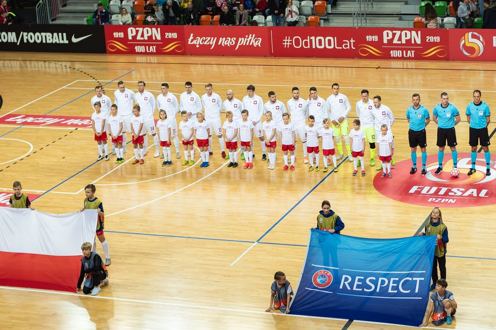 Reprezentacja Polski w futsalu przed historycznym zwycięstwem z Serbią w Lubinie. Fot. Dziurek/Shutterstock.com