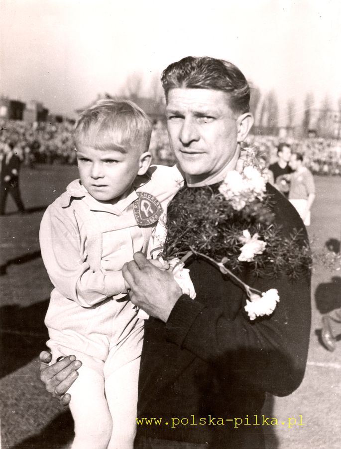 87 bramkarz Wyrobek z synem w dniu zdobycia Mistrza Polski 1960 rjpg