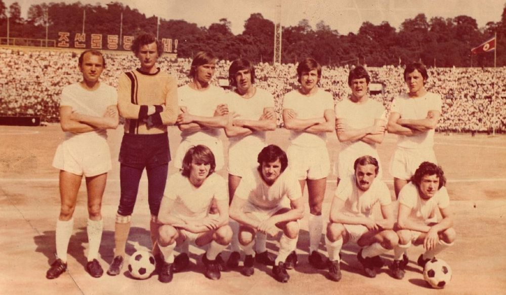 Zdjęcie przedstawia drużynę Śląsk Wrocław podczas pobytu w Phenianie w 1974 r. To właśnie na tym piaszczystym boisku Polska B rozegrała dwa mecze podczas pubytu w Korei Północnej. Fot. Archiwum