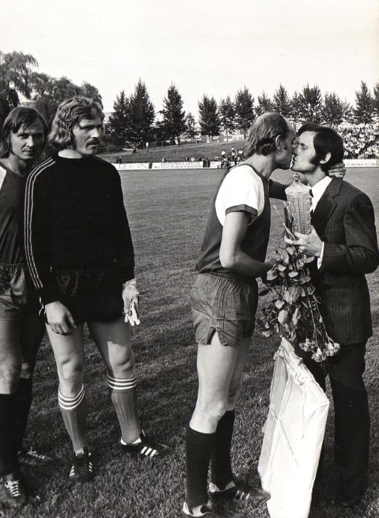 07.08.1974. Oporowska. Zakonczenie kariery Poreby przed meczem ligowym z Pogonia Sz. Rachwalski Kalinowski i W. Peterek