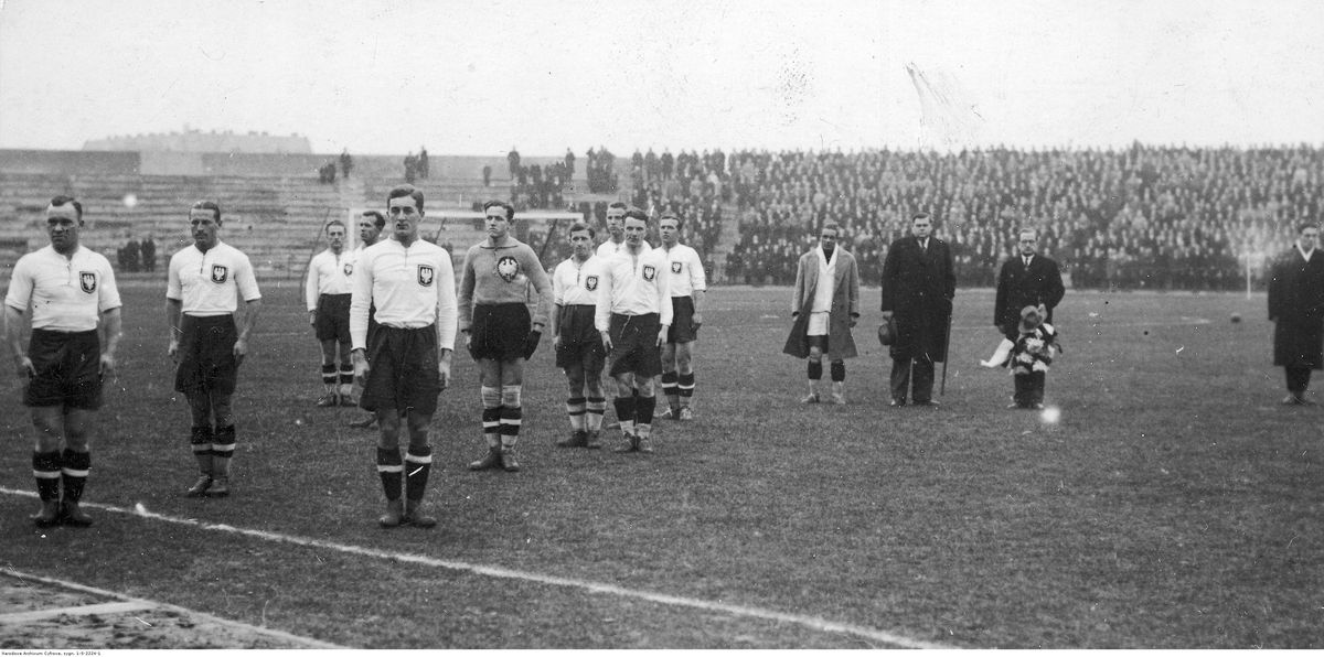 Józef Ciszewski (stoi trzeci od lewej) przed spotkaniem z Jugosławią 6-3 w 1931 roku rozegranym na stadionie Warty Poznań