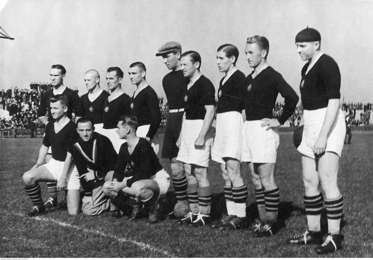 Popularny "Kuba" jako piłkarz Polonii Warszawa (stoi drugi od prawej) przed meczem z Ruchem Chorzów w  1935 roku