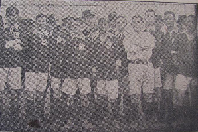 Zespół Warty z 1913 roku. Marian Einbacher stoi jako szósty piłkarz od lewej