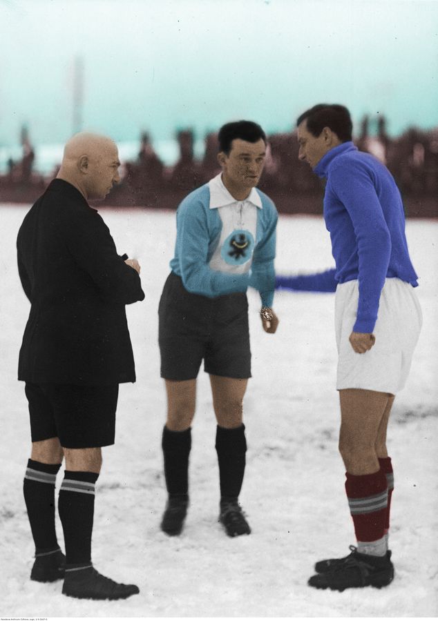 Hubert Gad ze Śląska Świętochłowice (w środku) wita się z kapitanem austriackiej drużyny Floridsdorfer AC podczas meczu rozegranego w 1936 r. Fot. NAC. Koloryzacja Rafał Jach