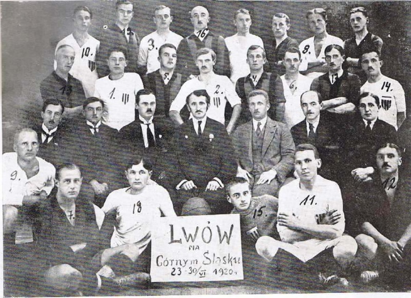 Pamiątkowe zdjęcie Pogoni i Czarnych Lwów. Stanisław Hawling siedzi drugi od lewej z numerem 7.