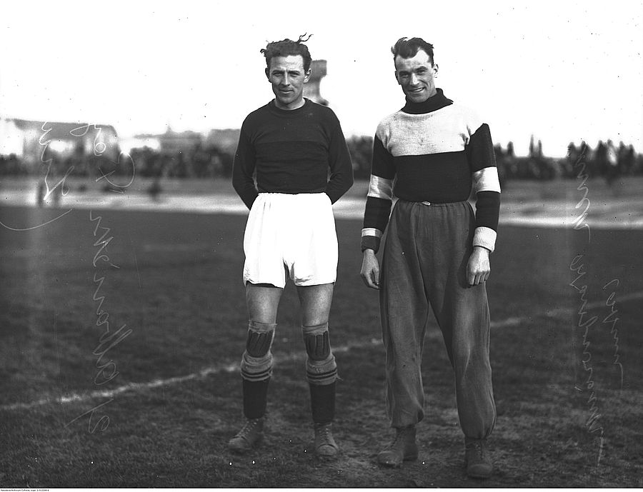 Spirydion Albański i Jan Jachimek tuż przed meczem kontrolnym Polska A - Polska B 2-2 w 1934 r. Fot. NAC