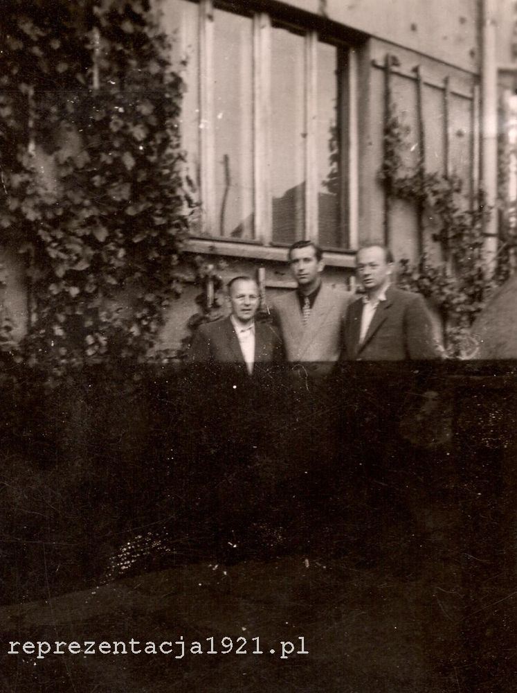 Józef Sobota (pierwszy z lewej) nawet mając już zaawansowany wiek 50 lat wciąż grywał w oldboyach Ruchu! Na zdjęciu pozuje wspólnie z Tadeuszem Lenczykiem – założycielem i członkiem zarządu LZS Gorzyce oraz Pawłem Sowadą. 