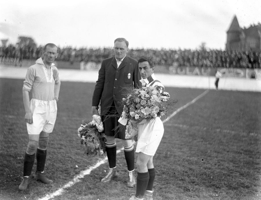 Mecz Kraków - Konstantynopol w 1926 r. Przywitanie obu kapitanów, po lewej Kazimierz Kaczor