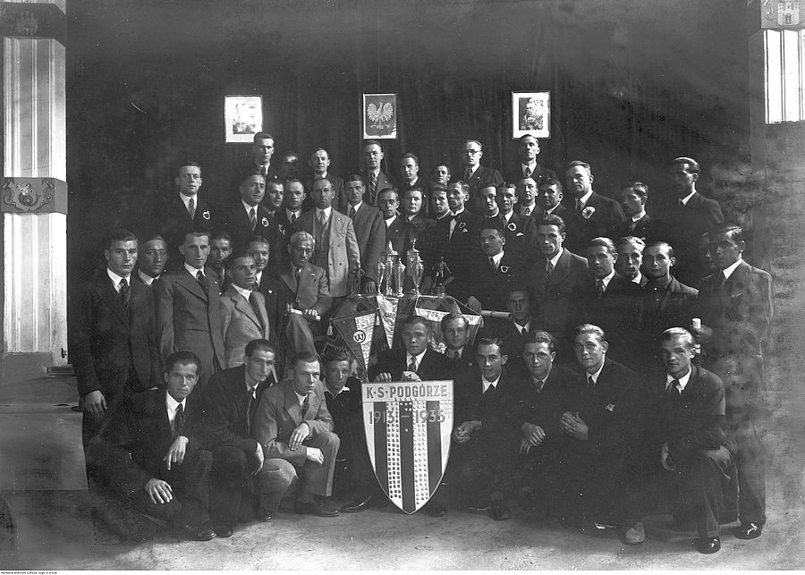 Członkowie zarządu oraz piłkarze Podgórza Kraków podcas zjazdu w 1935 r. Fot. NAC