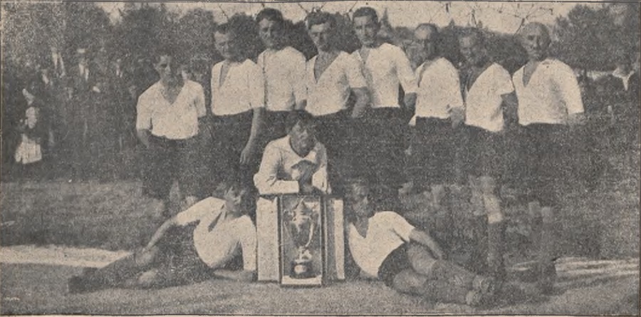 Czarni Lwów z 1921 roku. Filip Kmiciński stoi pierwszy z prawej