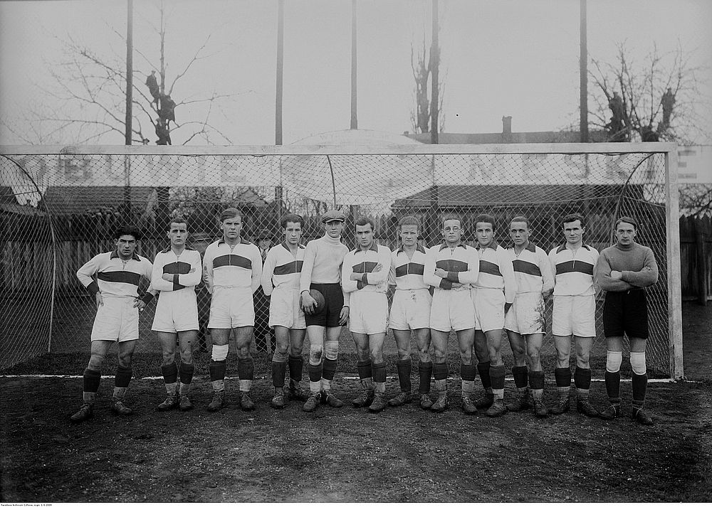 Drużyna Garbarni Kraków w 1928 r. Marian Nagraba stoi drugi od lewej. Fot. NAC