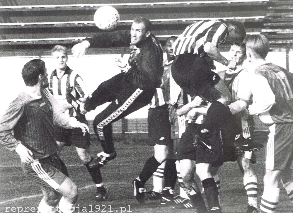Arkadiusz Onyszko (na zdjęciu trzeci od lewej podczas meczu ligowego) był mocnym punktem kadry U-18 i jednym z ojców sukcesu ze Szkocją