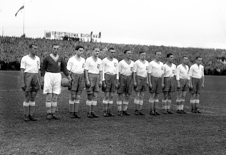 Reprezentacja Polski przed meczem z Danią w 1937 r. Debiutant Longin Pawłowski stoi trzeci od prawej. Dla zawodnika Śmigły Wilno był to jedyny występ z orłem na piersi. Fot. NAC