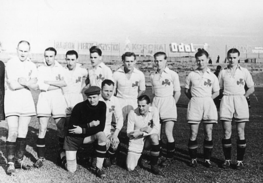 Drużyna AKS Chorzów z 1939 r. Franciszek Pytel stoi pierwszy z prawej