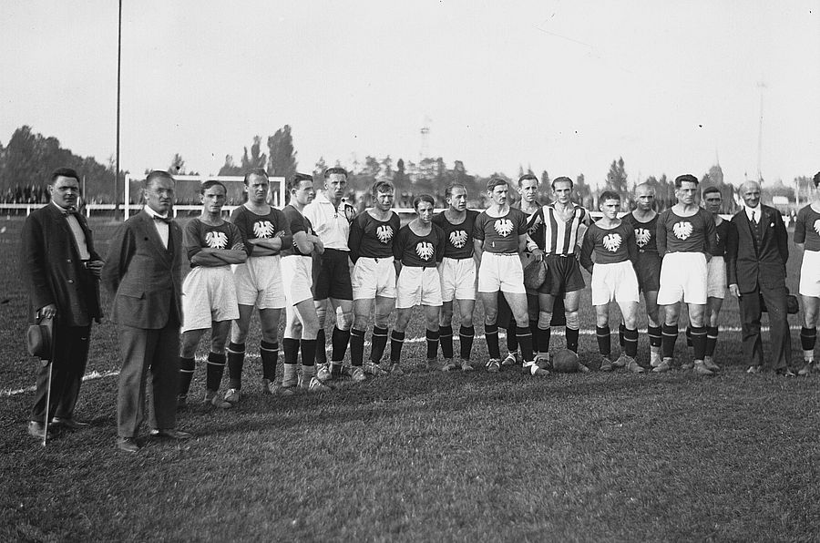 Reprezentacja Polski przed zwycięskim meczem z Turcją 6-1 we Lwowie w 1926 r. Ludwik Schneider stoi dziewiąty od lewej. Fot. NAC 