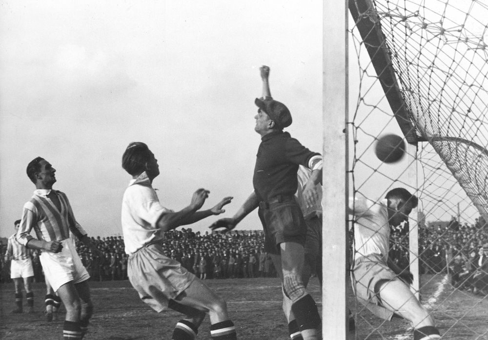 Mieczysław Szumiec podczas meczu ligowego z Ruchem Wielkie Hajduki w 1934 roku. Bramkarz Cracovii przepuszcza gola po strzale Ernesta Kubisza