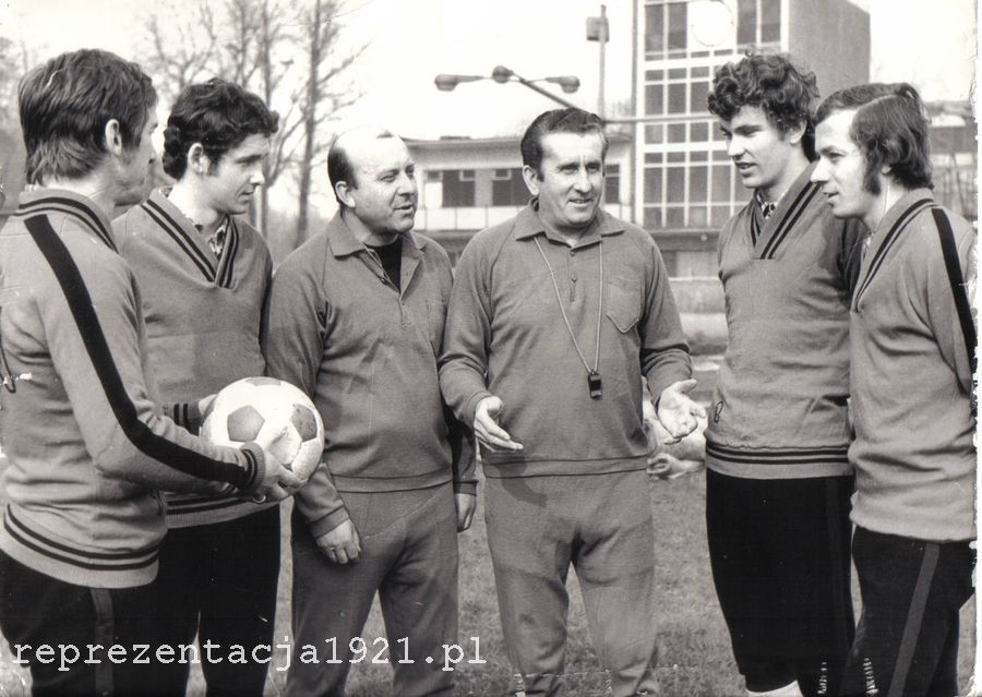 Teodor Wieczorek (trzeci od prawej) w sezonie 1961 poprowadził Górnika do mistrzostwa Polski i startu w Pucharze Intertoto 1961/62. Fot. Archiwum