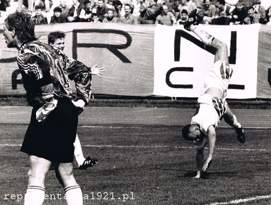 Tomasz Wieszczycki robi salto po strzelonej bramce dla ŁKS-u. W 1988 r. 17-letni zawodnik strzelił dwa gole przeciwko Rumunii. Fot. archiwum
