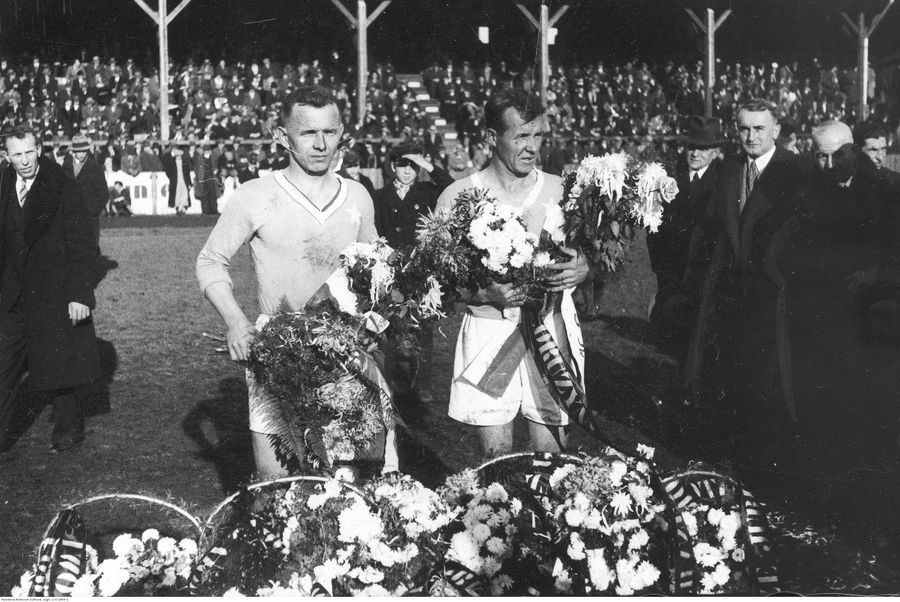 Józef Kotlarczyk (od lewej jego brat Jan) to przedwojenny rekordzista ekstraklasy z 242 meczami, co plasuje go jednak poza pierwszą 250 zawodników! Fot. NAC